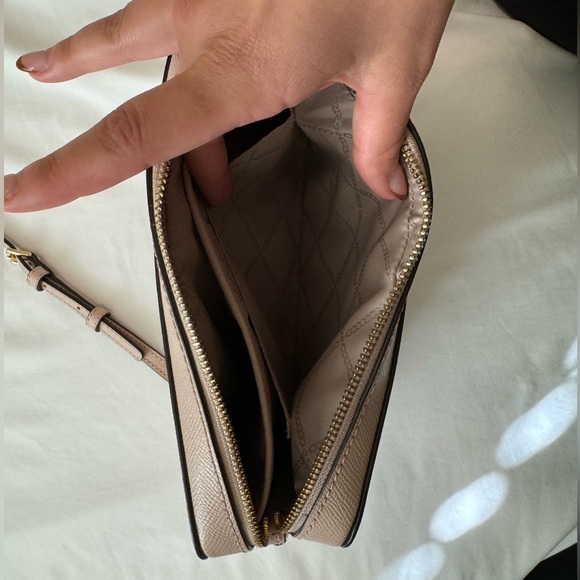 MICHEAL KORS Large Leather Jet Set East West Crossbody, Soft Pink/Gold - Picture 9 of 11